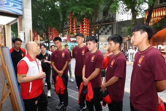 蓝子杰（王祖蓝 饰）虽矮却多金，糊口奢糜。秘书（官恩娜 饰）掉误，抛失落了公司的股票，他却塞翁失马，荣幸地躲过了金融危机的侵袭，身价缩水未几。他在游船上偷腥，为抵偿未婚妻珠珠（周秀娜 饰），他订了昂贵的钻石项链，却不测遗掉，本身也弄得十分狼狈。珠珠见到阿杰的崎岖潦倒相，误觉得他已破产，索性分手。低潮期的阿杰十分疾苦，可巧碰见了有爱心的Angel（Angelababy/杨颖 饰），每次掉意均遭到她温顺安抚与谆谆疏导。尔后他又接踵结识了两姐妹：芭蕾舞导师Christy（黄婉伶 饰）与舞女Christine（黄婉